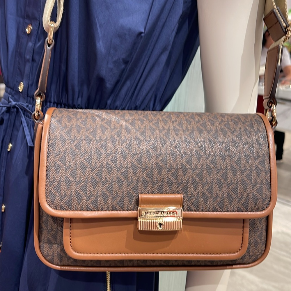 Michael Kors Bradshaw Medium Signature Logo Messenger Bag
Brown 
NWT - Picture 15 of 16